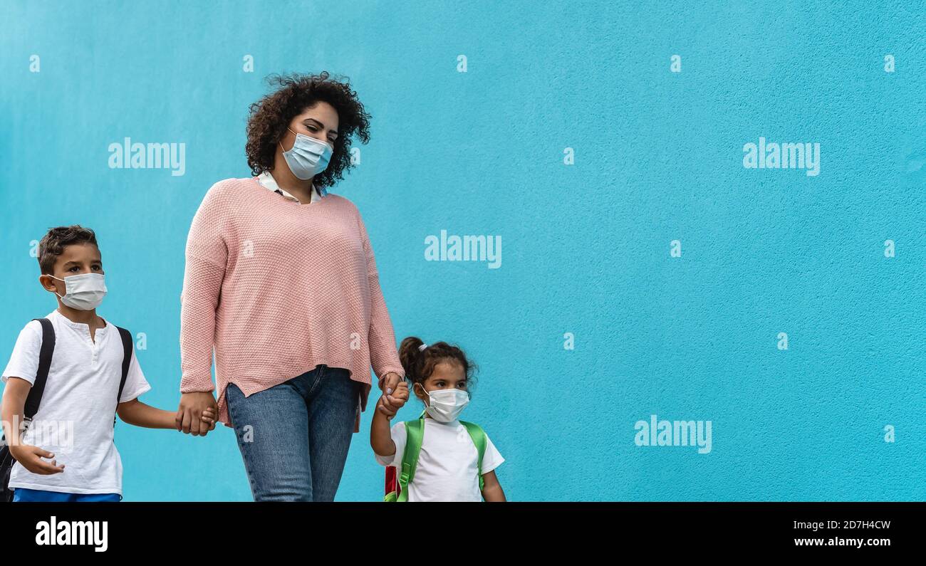 Mutter mit Sohn und Tochter trägt Gesichtsschutzmaske gehen Zurück zur Schule während Corona Virus Pandemie - Gesundheitswesen und Bildungskonzept Stockfoto
