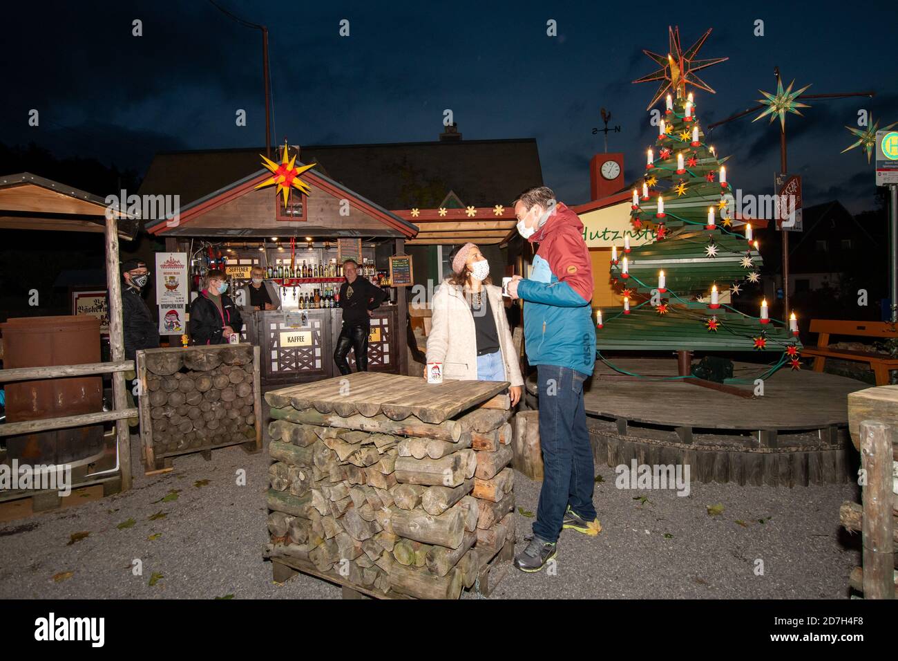 Seiffen, Deutschland. Oktober 2020. Gäste trinken Glühwein im Sternemarkt in Seiffen. Das heute weltberühmte Spielzeugdorf Seiffen ist das Weihnachtsland im Erzgebirge. Jedes Jahr im Dezember erstrahlt es in hellem Licht und wird von zahlreichen Touristen besucht (Foto aufgenommen) Quelle: Nico Schimmelpfennig/dpa-Zentralbild/ZB/dpa/Alamy Live News Stockfoto