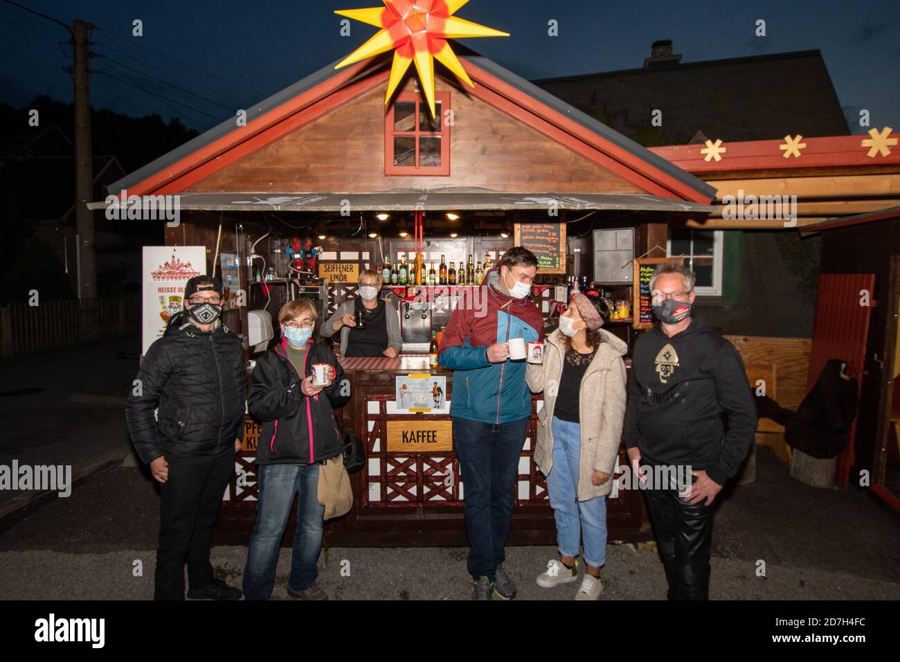 Seiffen, Deutschland. Oktober 2020. Gäste trinken Glühwein im Sternemarkt in Seiffen. Das heute weltberühmte Spielzeugdorf Seiffen ist das Weihnachtsland im Erzgebirge. Jedes Jahr im Dezember erstrahlt es in hellem Licht und wird von zahlreichen Touristen besucht (Foto aufgenommen) Quelle: Nico Schimmelpfennig/dpa-Zentralbild/ZB/dpa/Alamy Live News Stockfoto