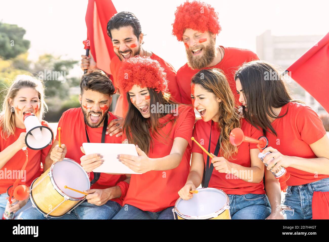 Freunde Fußball-Fans beobachten Fußballspiel-Ereignis auf mobilen digitalen Tablet - Junge verrückte Menschen mit Spaß Unterstützung Club auf Sport-Weltmeisterschaft Stockfoto