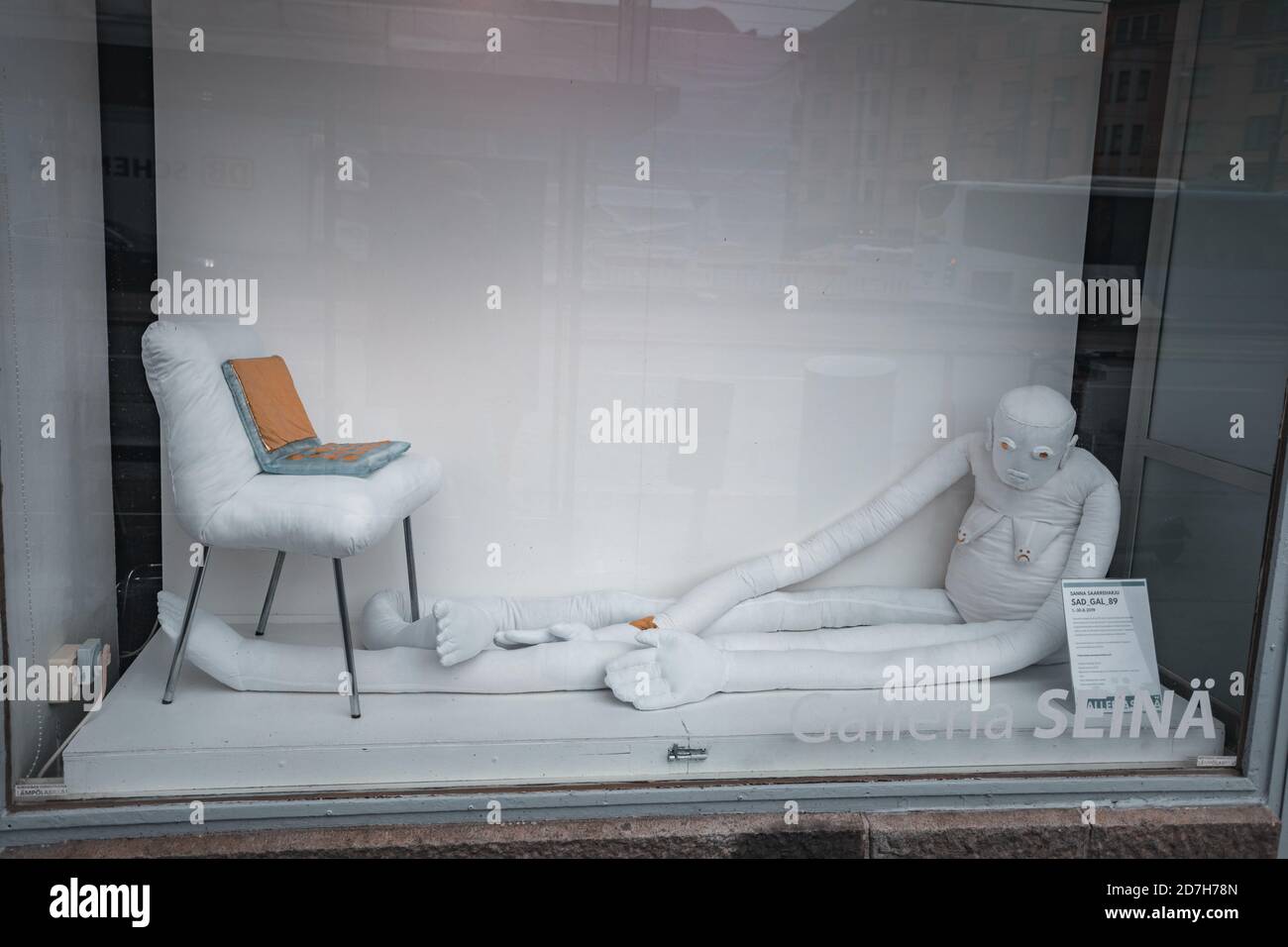 Galleria Seina Fenster mit Werkkunst 'Sad Gal 89' der bildenden Künstlerin Sanna Saarreharju in Helsinki, Finnland Stockfoto