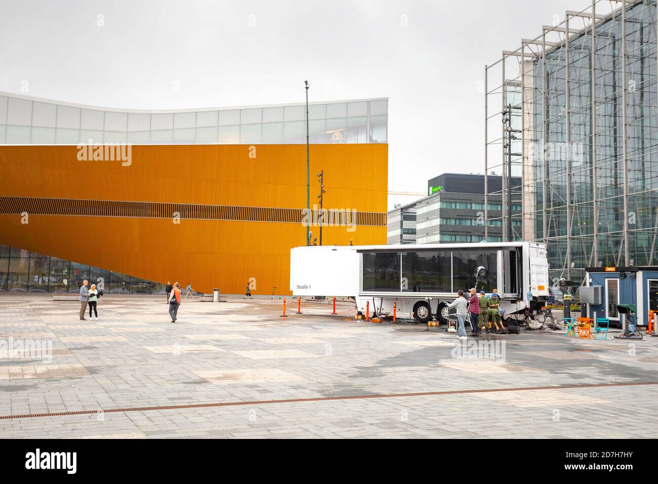 Fernsehteam und Autostudio vor der Zentralbibliothek Oodi in Helsinki, Finnland Stockfoto