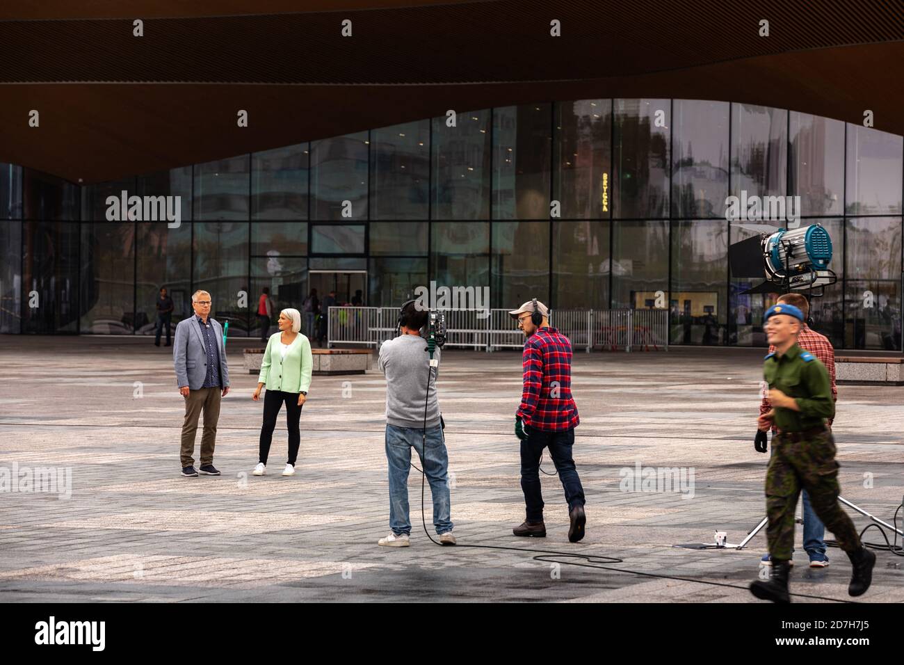 Hinter der Szene eines tv-Interviews vor der Oodi-Bibliothek in Helsinki, Finnland Stockfoto