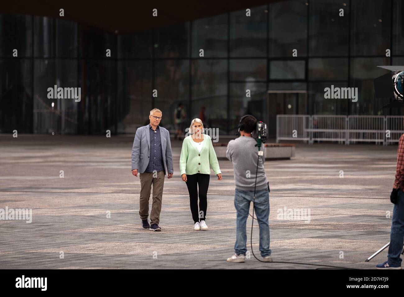 Hinter der Szene eines tv-Interviews vor der Oodi-Bibliothek in Helsinki, Finnland Stockfoto