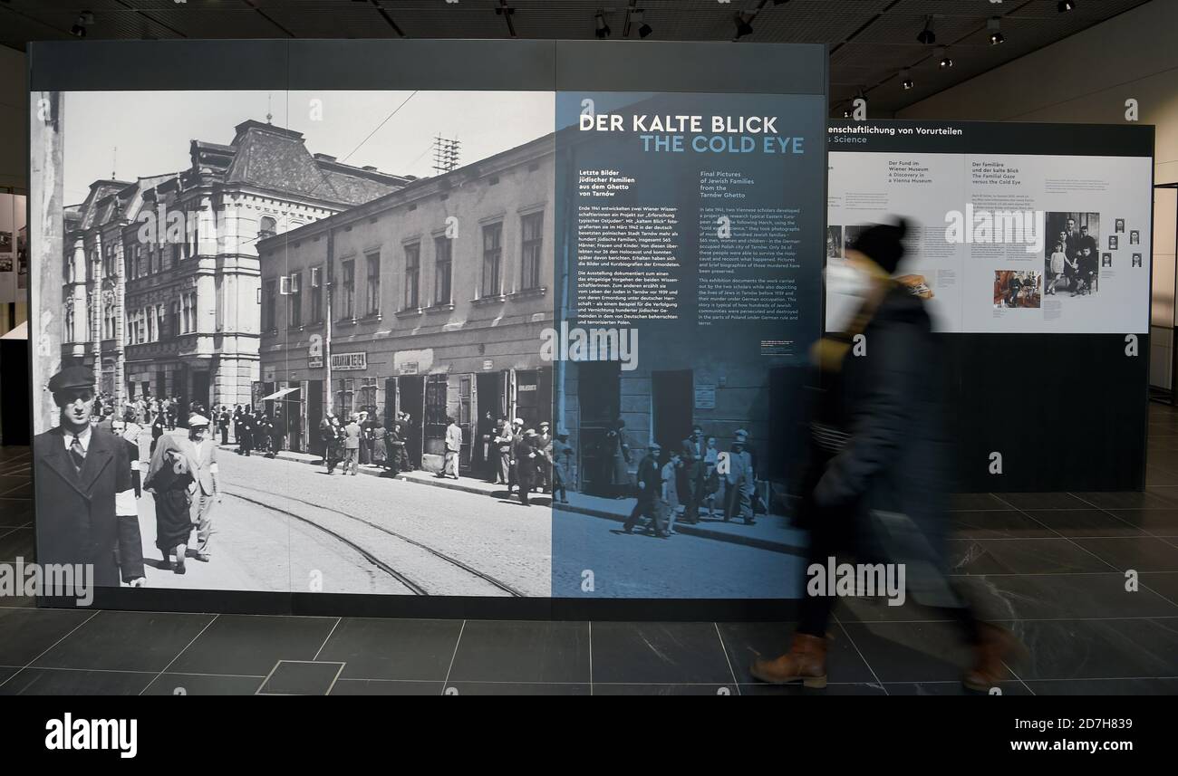 Berlin, Deutschland. Oktober 2020. Eine Frau geht durch die Ausstellung "der kalte Blick - Letzte Bilder jüdischer Familien aus dem Ghetto Tarnów" in der Topographie des Terrors. Quelle: Kira Hofmann/dpa-Zentralbild/ZB/dpa/Alamy Live News Stockfoto