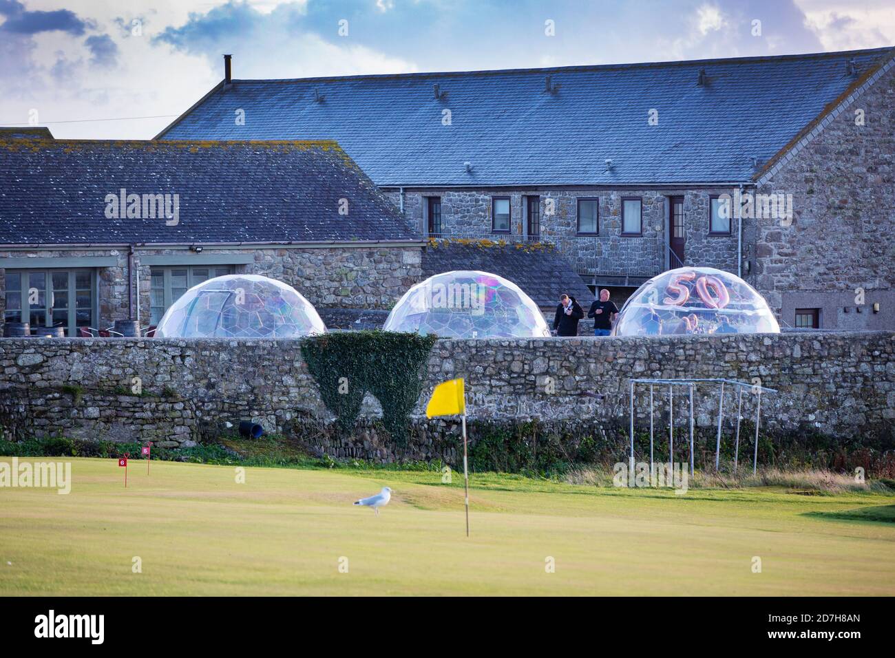 Plastikgewächshausblasen in einem Hotel am Cape cornwall, das während der Corona-Pandemie für Familienfeiern zur sozialen Distanzierung verwendet wird, Cornwall, Großbritannien. Stockfoto