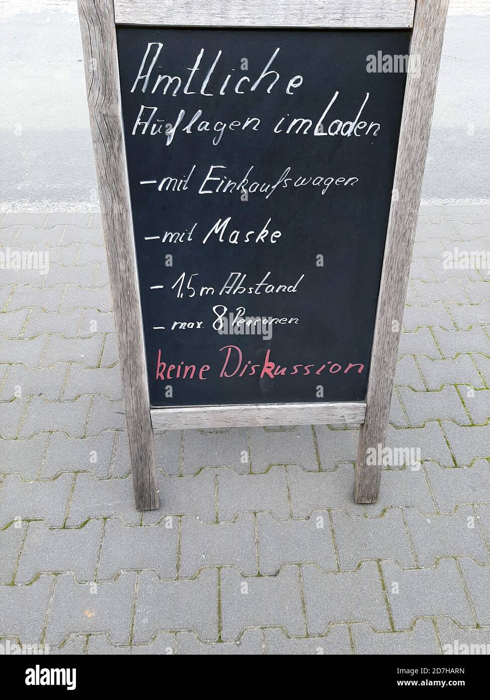 Covid - Hygienevorschriften an der Tafel am Ladeneingang, Deutschland Stockfoto