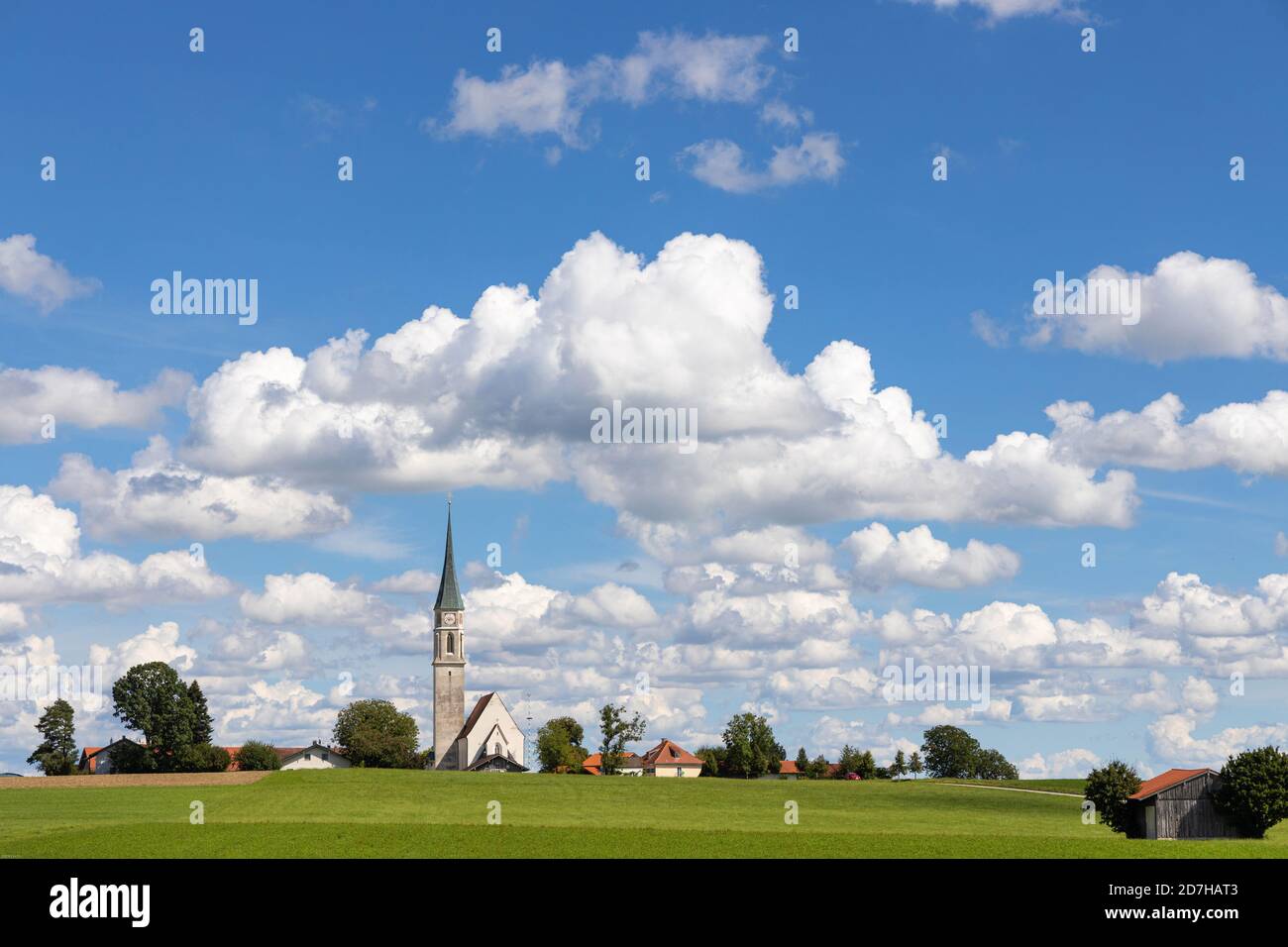 Blauer Himmel und weiße Wolken über dem Kirchturm, Deutschland, Bayern, Kirchreit, Wasserburg Stockfoto