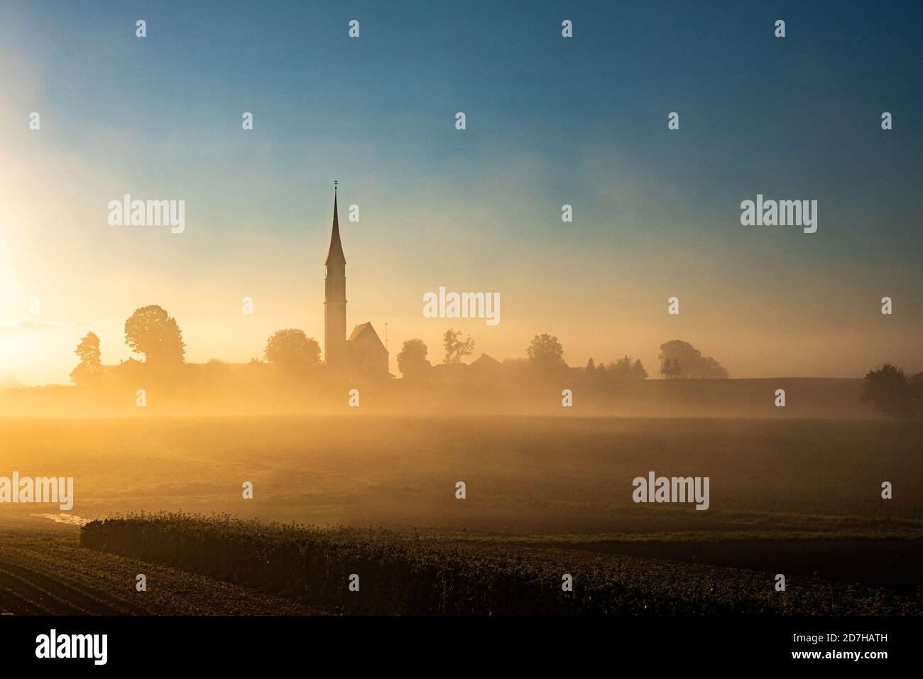 Der Kirchturm von Kirchreit im Morgennebel bei Sonnenaufgang, Deutschland, Bayern, Kirchreit, Wasserburg Stockfoto