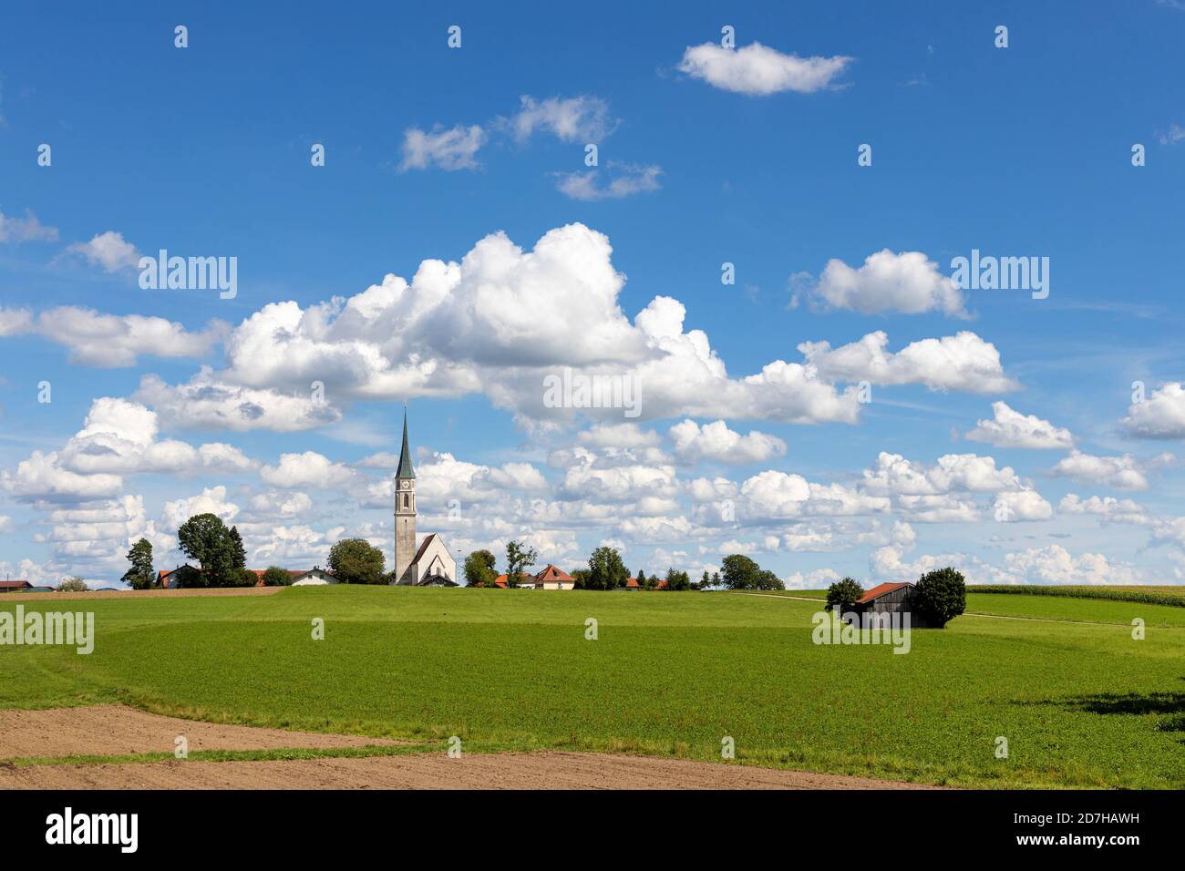 Blauer Himmel und weiße Wolken über dem Kirchturm, Deutschland, Bayern, Kirchreit, Wasserburg Stockfoto