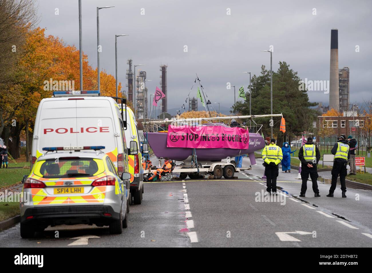 Grangemouth, Schottland, Großbritannien. 23. Oktober 2020. Extinction Rebellion Klimawandel Demonstranten blockieren den Eingang zum INEOS Hauptquartier in Grangemouth. Die Demonstranten haben sich mit Ketten verschlossen und eine Yacht in der Straße geparkt, die den Zugang blockiert. Die Polizei hat die Inchyra Road geschlossen. Iain Masterton/Alamy Live News Stockfoto