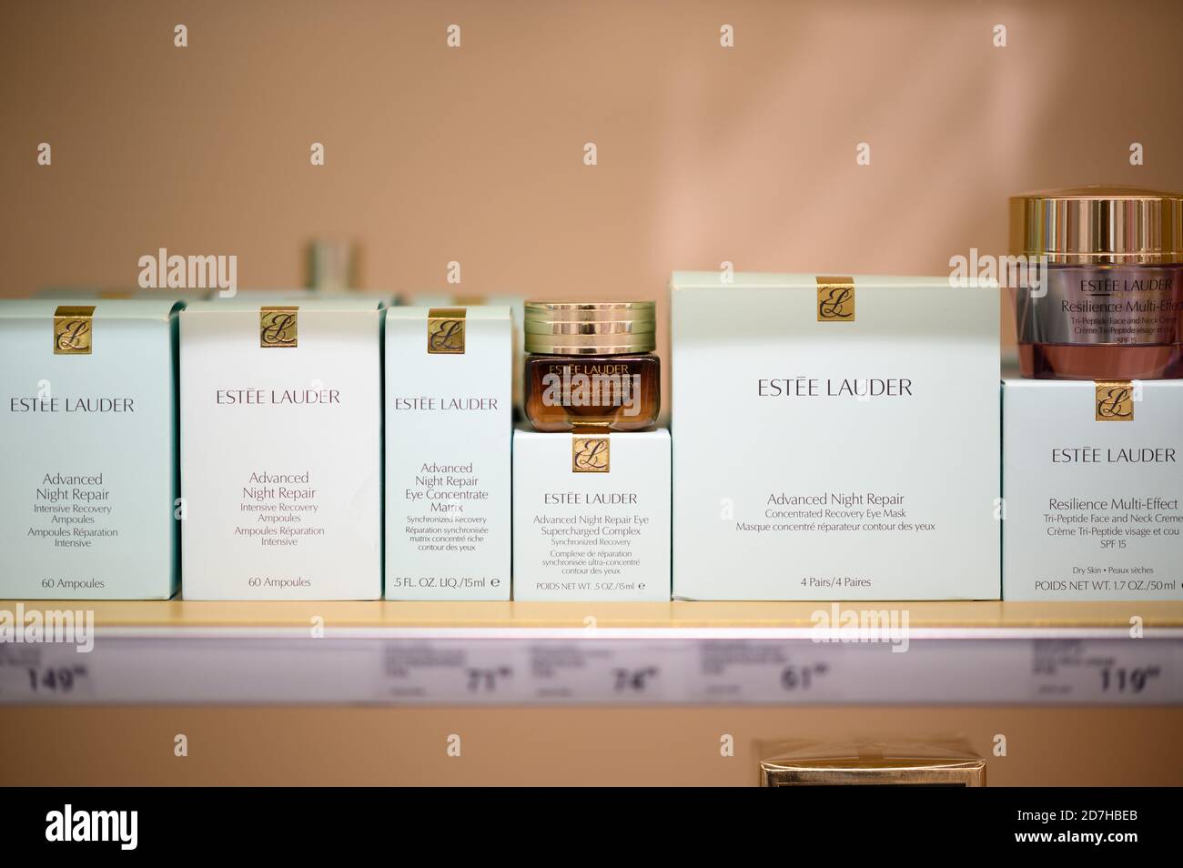 22. Oktober 2020, Hamburg: Produkte der Marke Estée Lauder, aufgenommen in einem Douglas-Laden am Jungfernstieg. Foto: Daniel Reinhardt/dpa Stockfoto