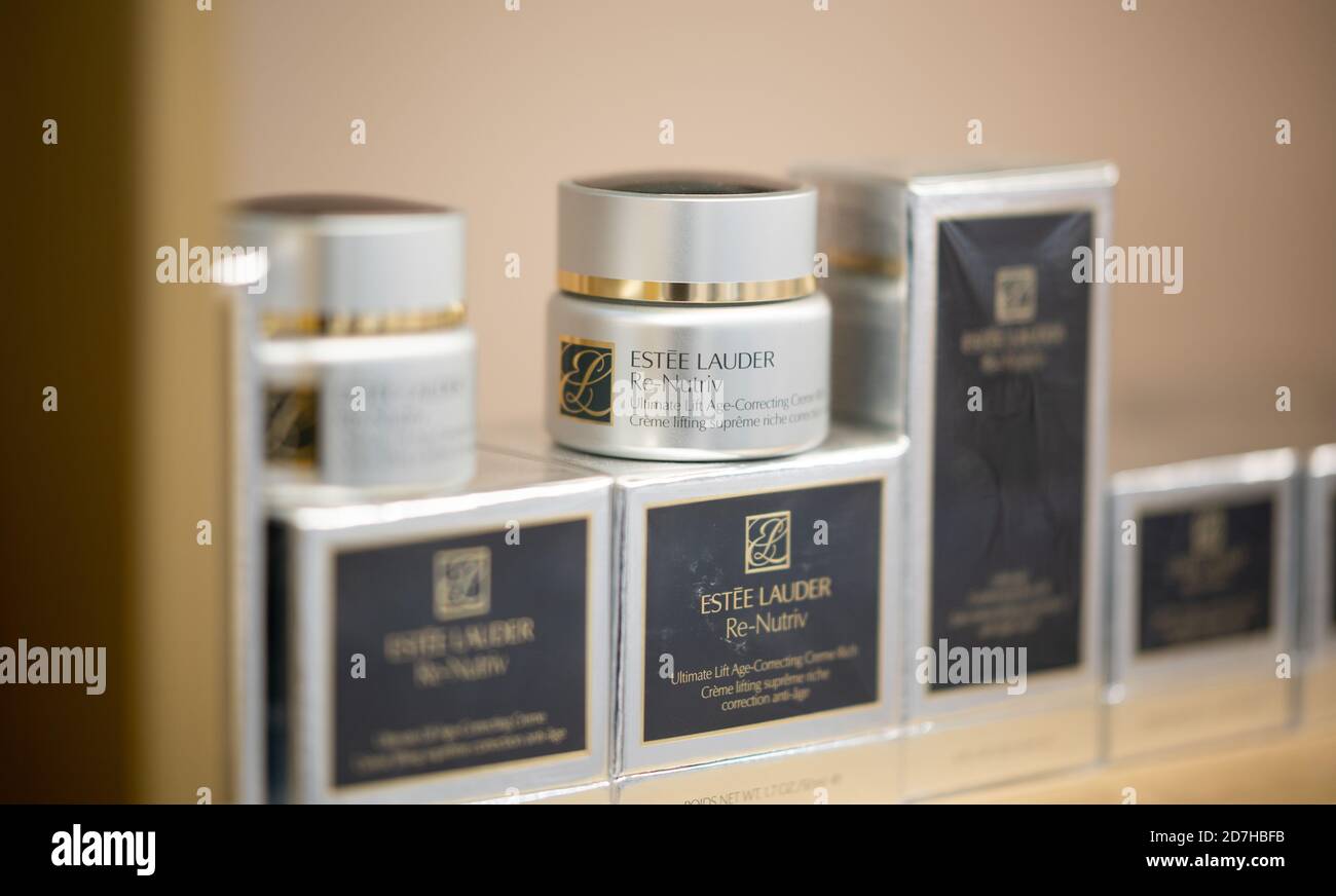 22. Oktober 2020, Hamburg: Produkte der Marke Estée Lauder, aufgenommen in einem Douglas-Laden am Jungfernstieg. Foto: Daniel Reinhardt/dpa Stockfoto