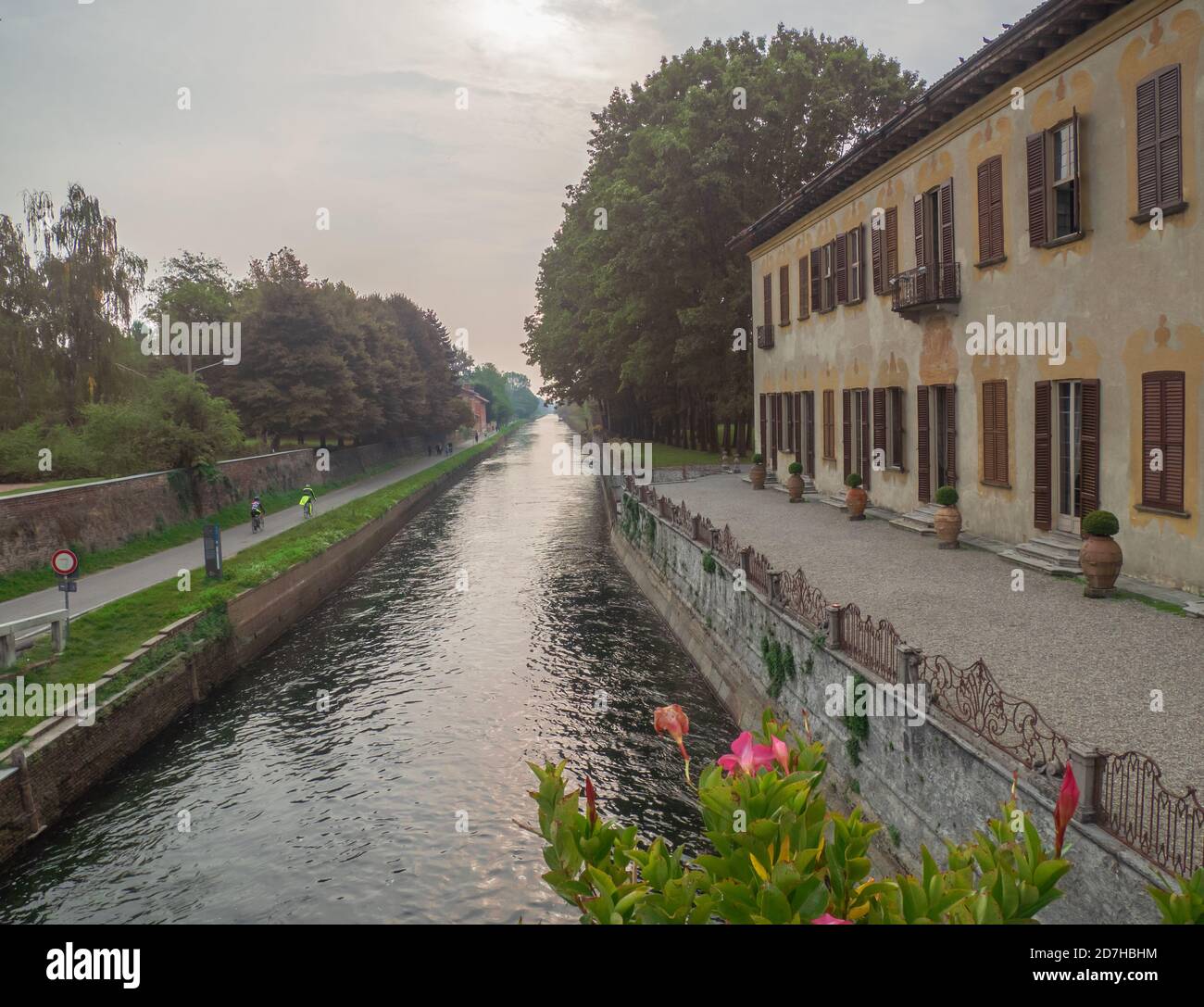 Radweg und alte Gebäude entlang der Naviglio Grande in der Nähe Mailand im Tessin Park.Lombardei-Italien Stockfoto