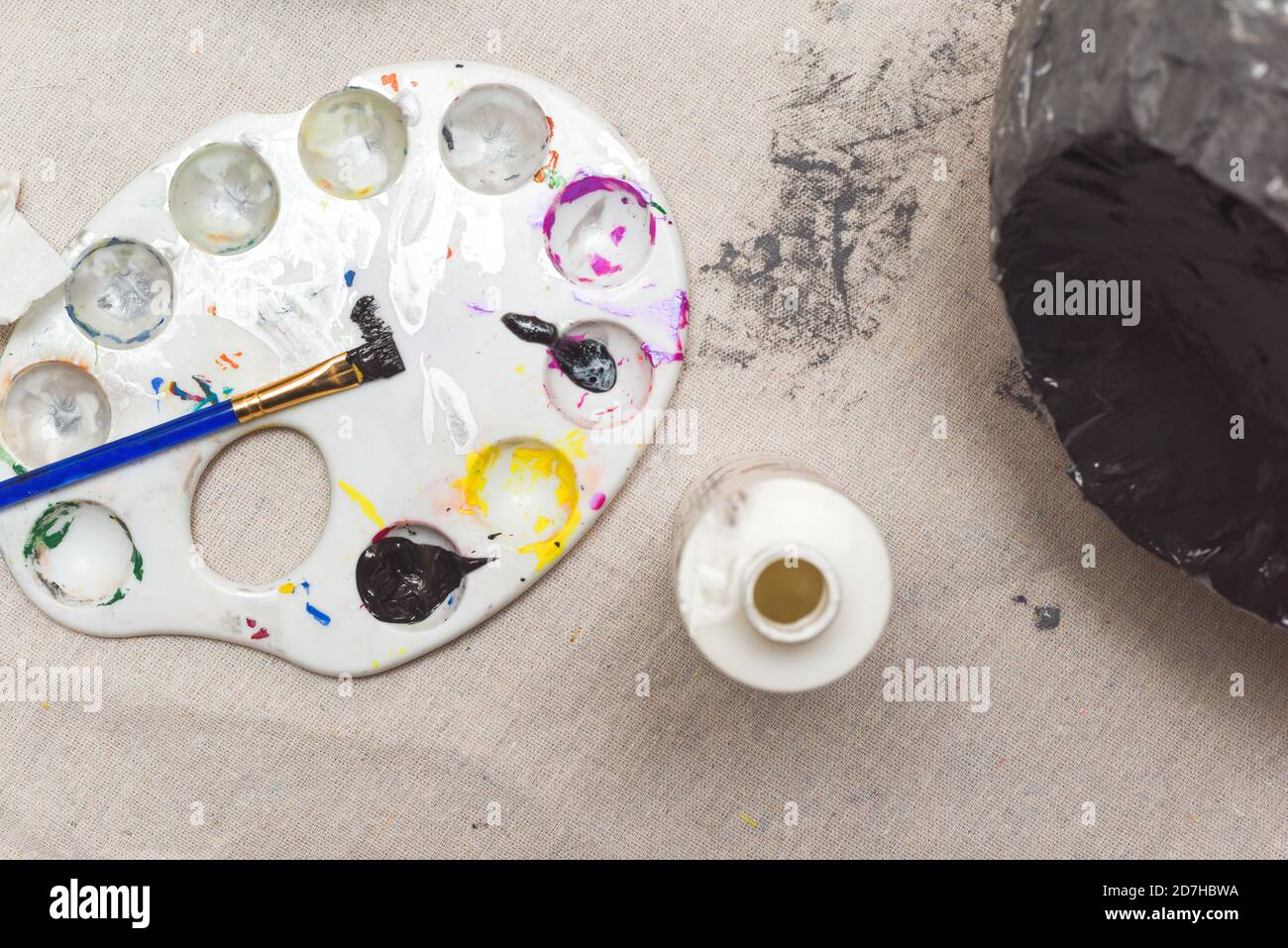 Kinder Kunstprojekt im Gange in einer heimischen Küche Zimmer Zu Hause Stockfoto