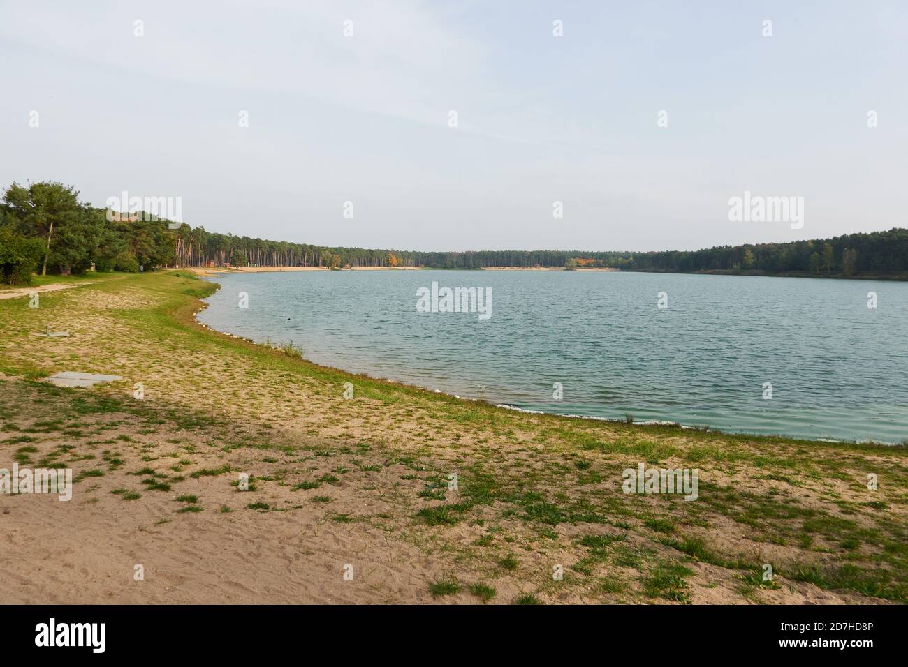 Herbstnachmittag am Strand eines schönen Sees - September 2020 Stockfoto