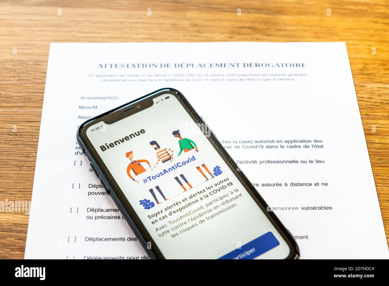 Paris, Frankreich - 23. Oktober 2020 : Tousanticovid App auf einem Smartphone. Die von der französischen Regierung entwickelte Tousanticovid-App zur Unterstützung von Definemen Stockfoto
