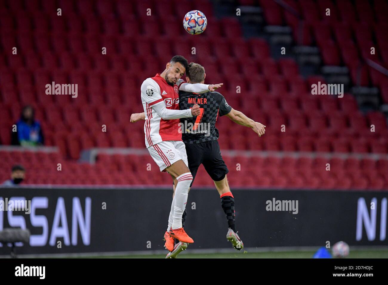 AMSTERDAM, NIEDERLANDE - 21. OKTOBER: Noussair Mazraoui von Ajax, James Milner vom FC Liverpool während des UEFA Champions League Spiels zwischen Ajax und Liverpool in der Johan Cruijff Arena am 21. Oktober 2020 in Amsterdam, Niederlande (Foto: Gerrit van Keulen/Orange Pictures) Stockfoto