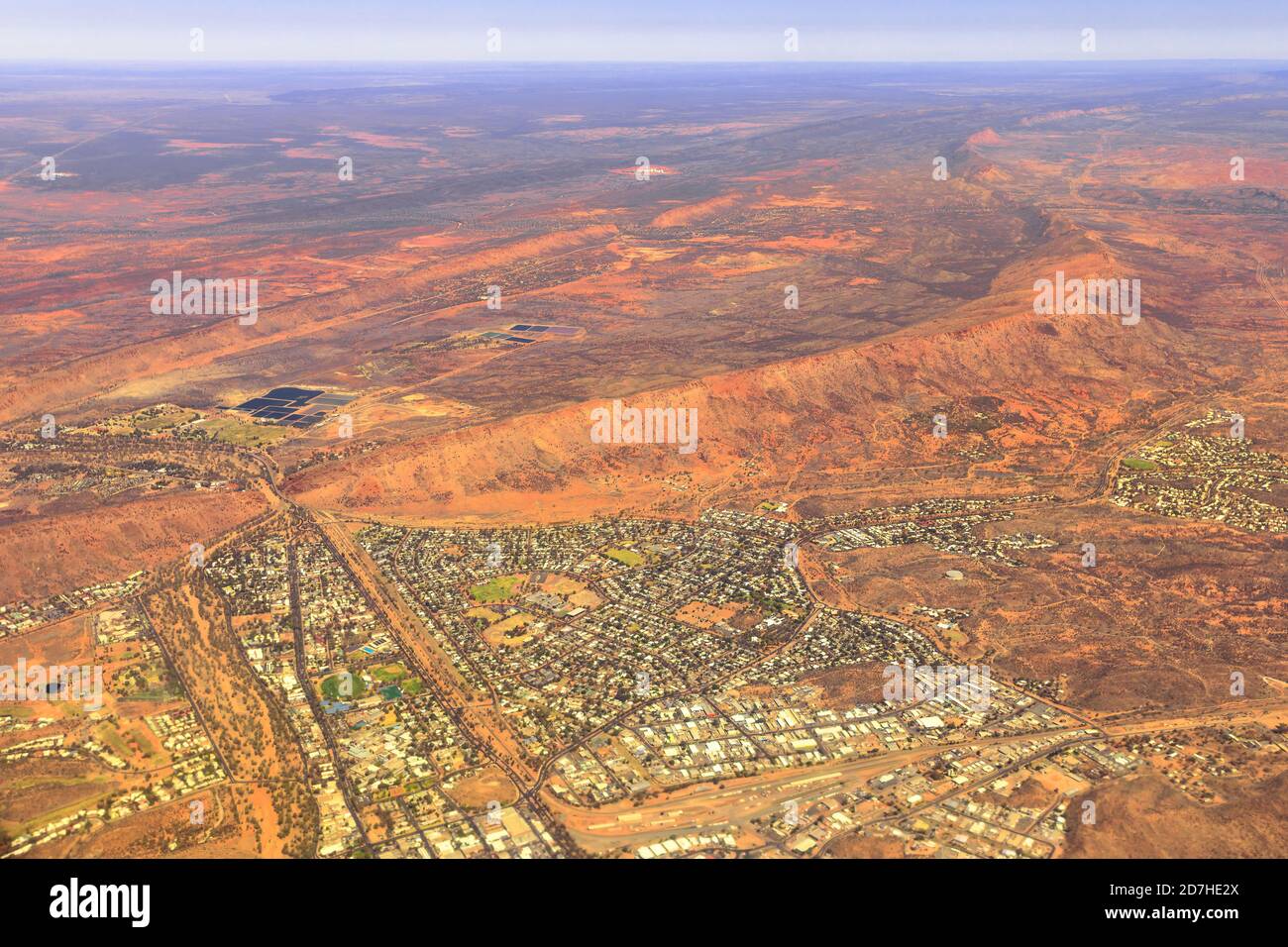 Luftaufnahme von Alice Springs Stadt Red Centre Wüste mit MacDonnell Ranges Northern Territory in Central Australia. Alice Springs Australien Stockfoto