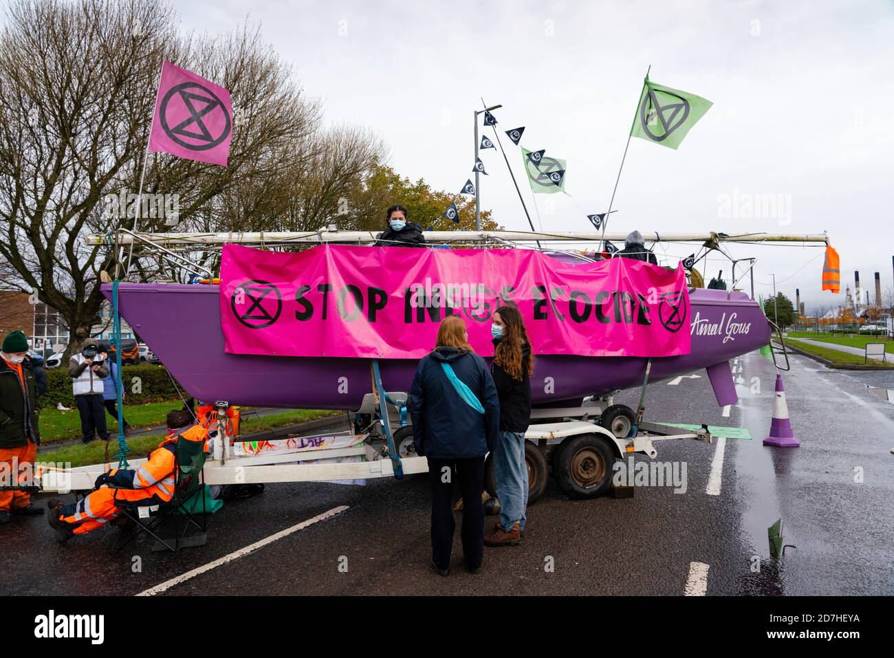 Grangemouth, Schottland, Großbritannien. 23. Oktober 2020. Extinction Rebellion Klimawandel Demonstranten blockieren den Eingang zum INEOS Hauptquartier in Grangemouth. Die Demonstranten haben sich mit Ketten verschlossen und eine Yacht in der Straße geparkt, die den Zugang blockiert. Die Polizei hat die Inchyra Road geschlossen. Iain Masterton/Alamy Live News Stockfoto