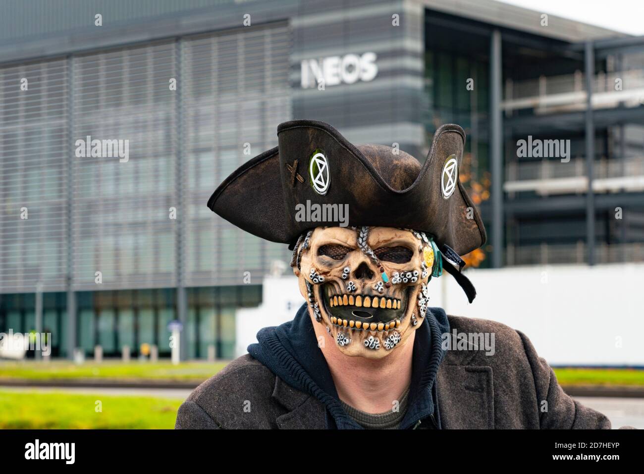 Grangemouth, Schottland, Großbritannien. 23. Oktober 2020. Extinction Rebellion Klimawandel Demonstranten blockieren den Eingang zum INEOS Hauptquartier in Grangemouth. Die Demonstranten haben sich mit Ketten verschlossen und eine Yacht in der Straße geparkt, die den Zugang blockiert. Die Polizei hat die Inchyra Road geschlossen. Iain Masterton/Alamy Live News Stockfoto