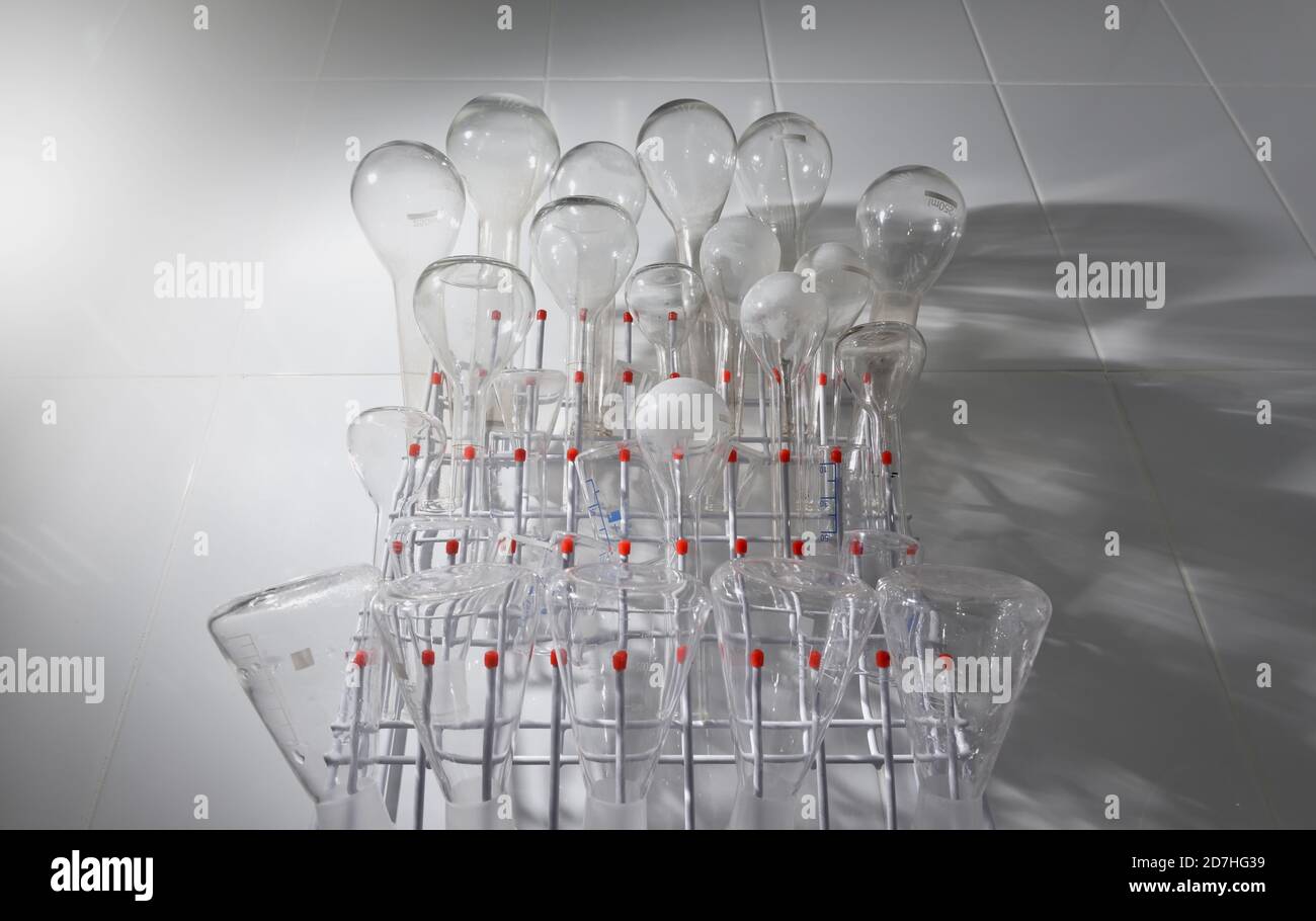 Leere Kolben für chemische Analysen im Labor Stockfoto