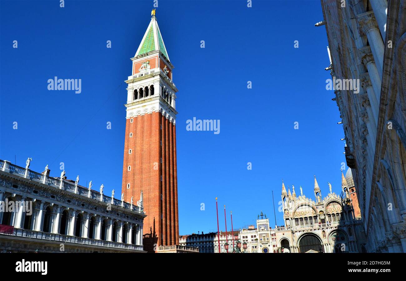 Markusplatz und berühmter Turm. San Marco in Venedig (Venedig) Italien bei sonnigem Tag und blauem Himmel. Stockfoto