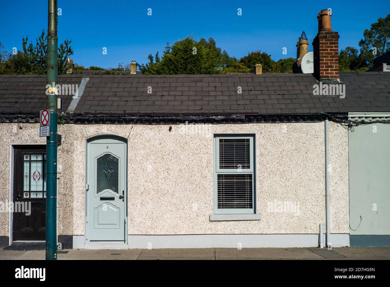 Ein Ferienhaus im Süden Dublins Stadt mit Kieselsteinstrand außen Stockfoto