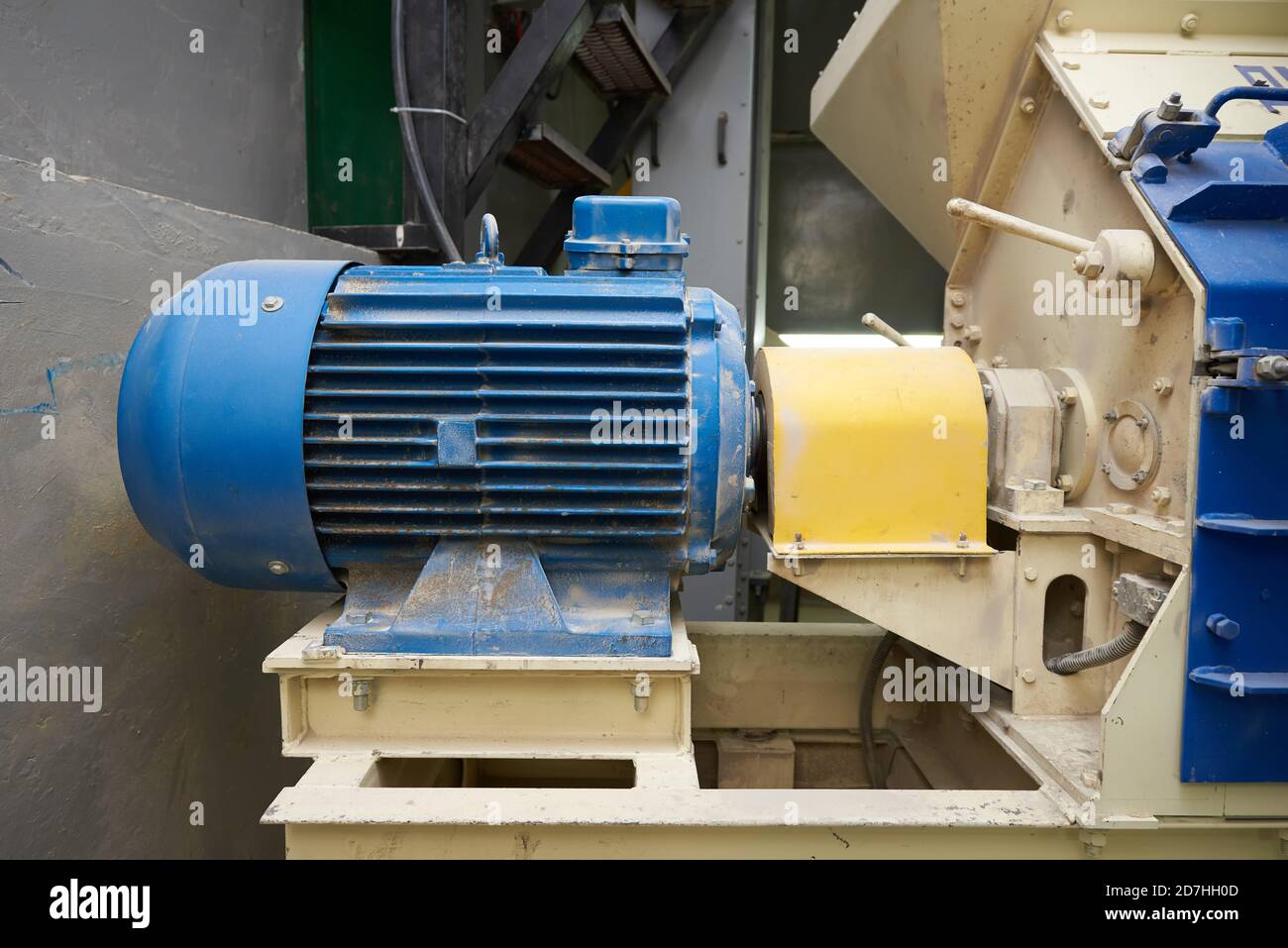 Großer blauer Elektromotor in der Fabrik Stockfoto