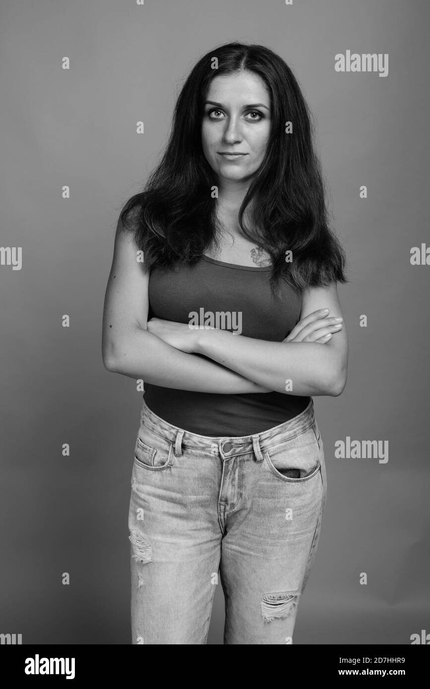 Junge schöne Frau gegen grauer Hintergrund Stockfoto