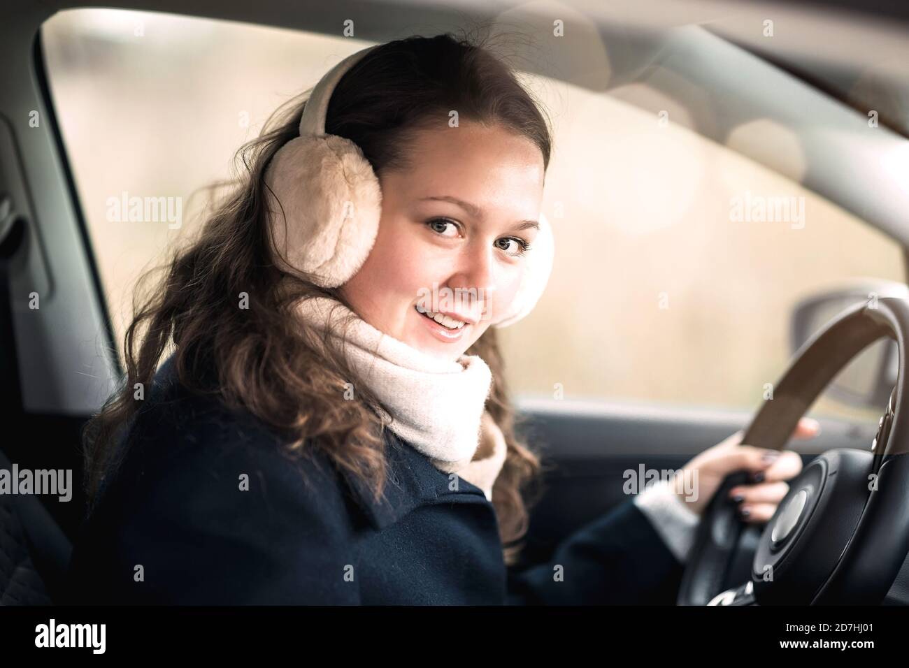 Glückliche junge Frau in stilvolle Kleidung in einem Auto gekleidet. Stockfoto