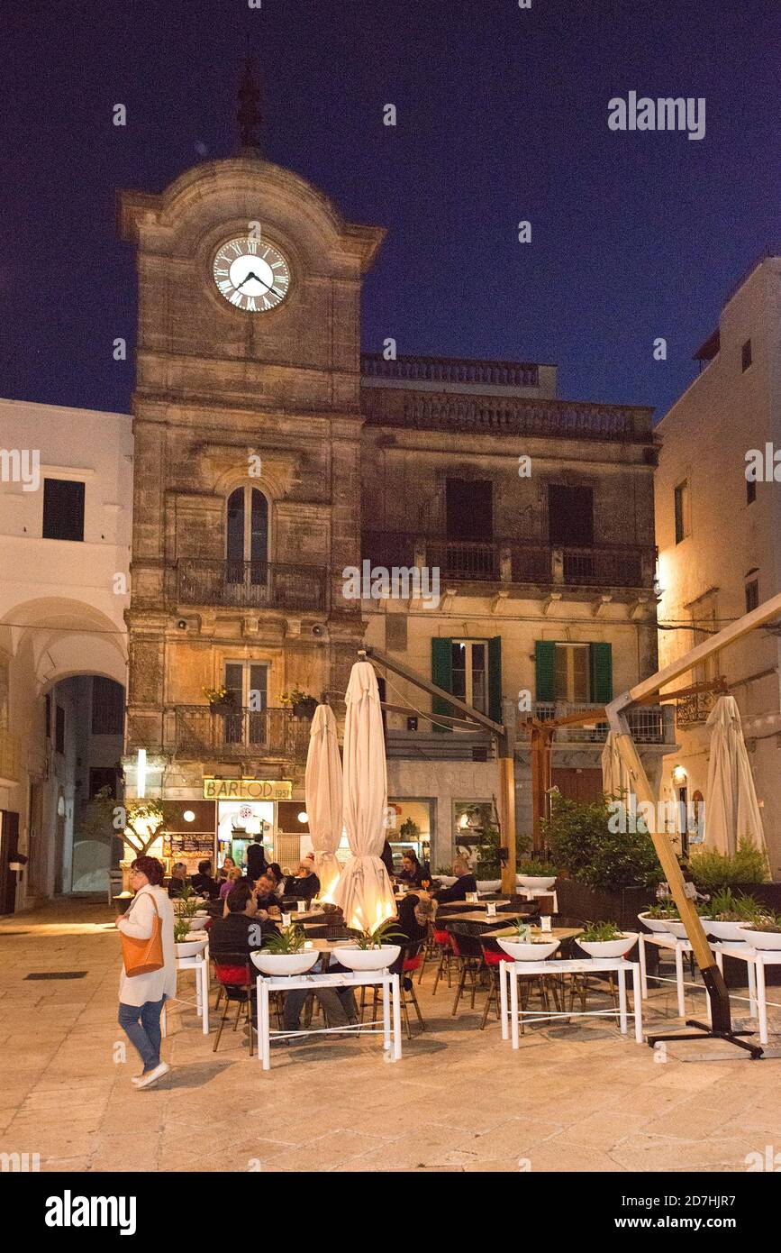 Restaurant Trattoria Bürgersteig Terrasse bei Nacht, Cisternino, Apulien, Italien Stockfoto