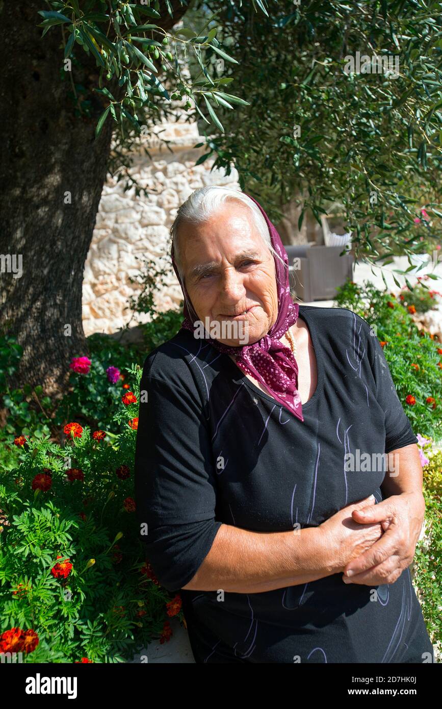 Ältere einheimische Frau, Apulien, Italien Stockfoto