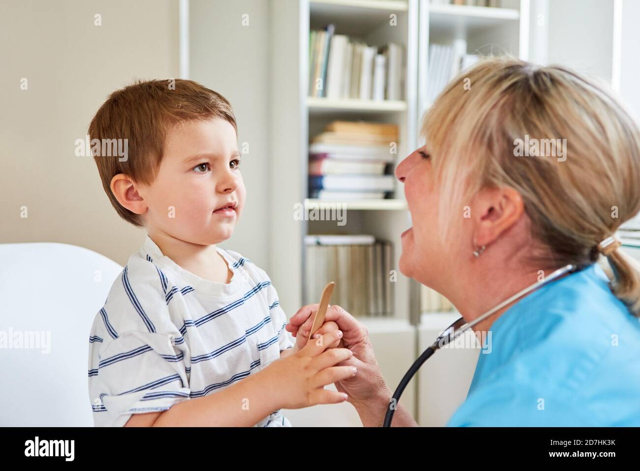 Kinderarzt und Kind mit Mandelentzündung oder Halsschmerzen während einer Untersuchung Stockfoto
