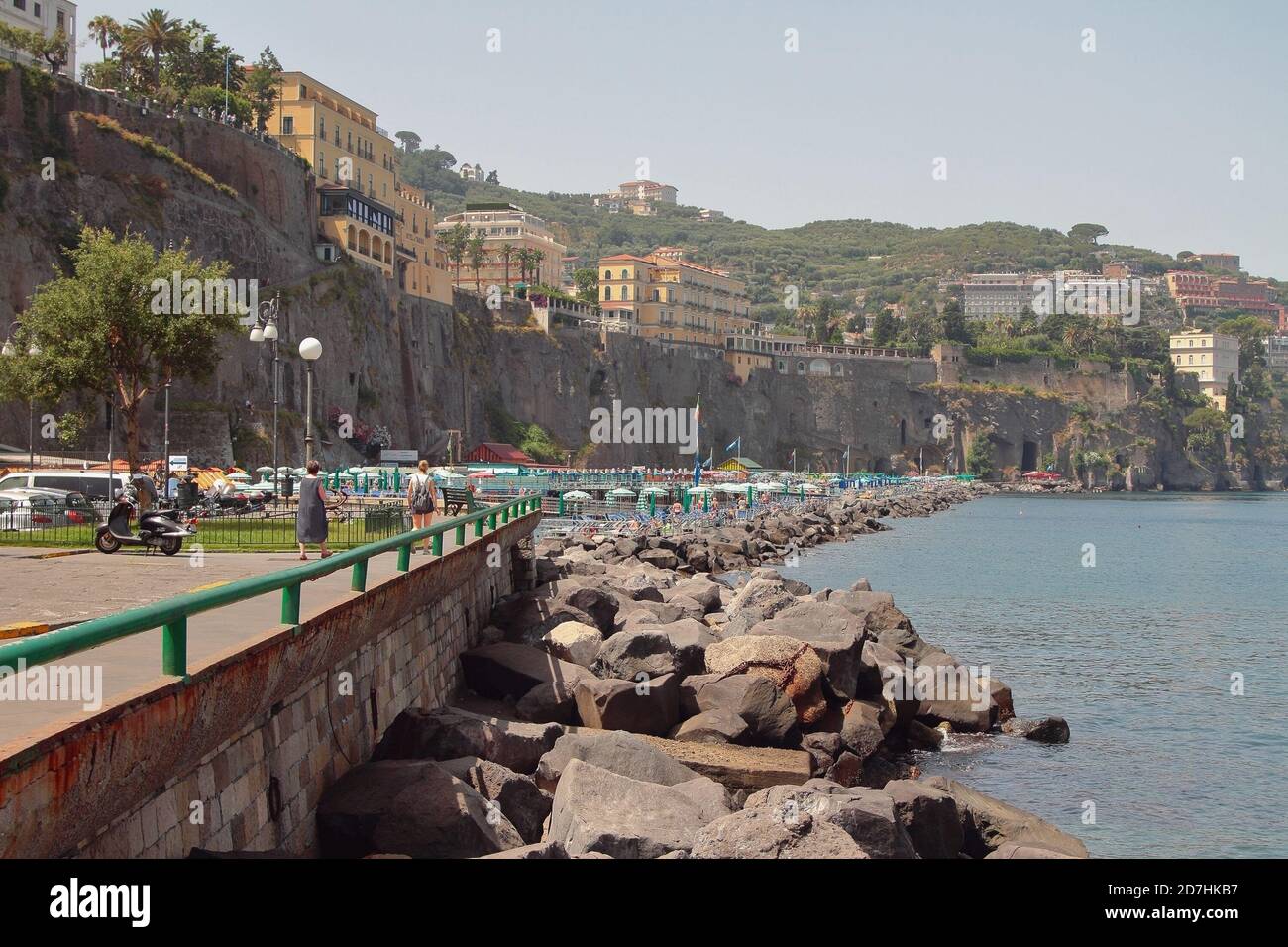 Sorrento, Italien - 09. Jul 2019: Böschung und Stadt an felsiger Küste Stockfoto