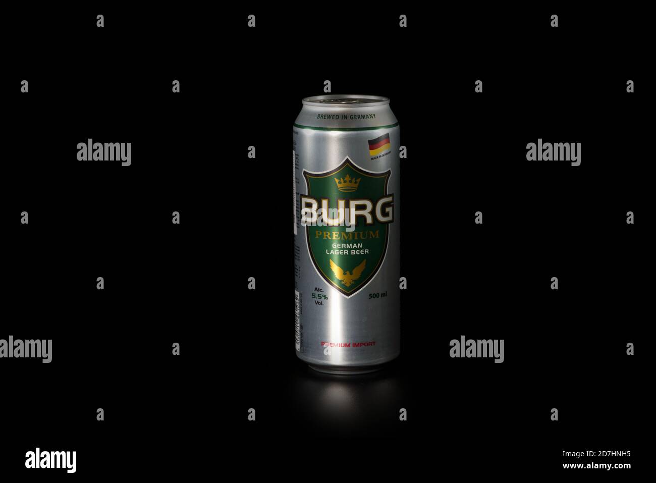 Burg Premium Bier Aluminium Dose, halb beleuchtet auf schwarzem Hintergrund Stockfoto