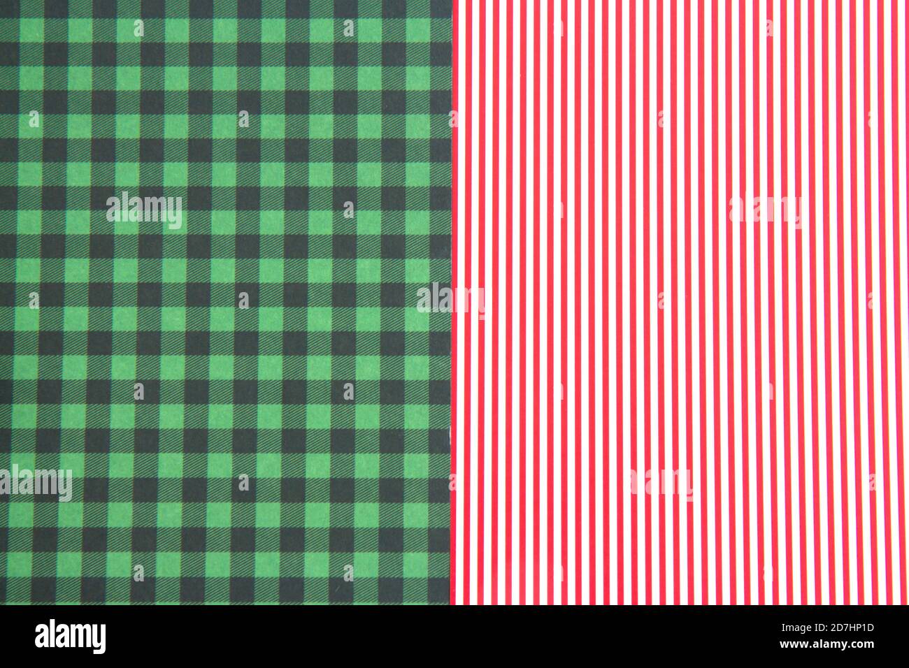 Ursprünglicher Hintergrund. Grün kariert und staubigen rosa Streifen Hintergrund. Hintergrund für Weihnachtskarte Stockfoto