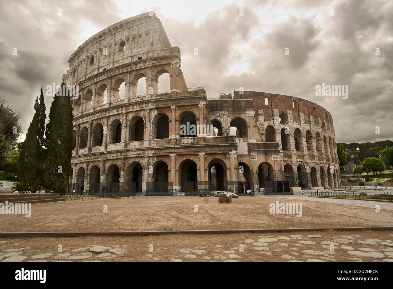 Berühmtes Kolosseum in Rom mit dramatischem Himmel und ohne Menschen Stockfoto