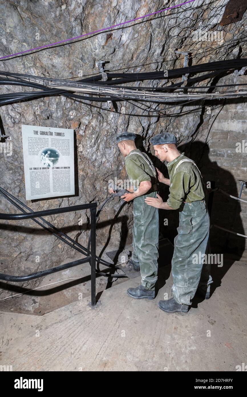 Museumsausstellung von Soldaten, die eine Mauer in den Tunneln des Zweiten Weltkriegs bohren, Gibraltar Stockfoto