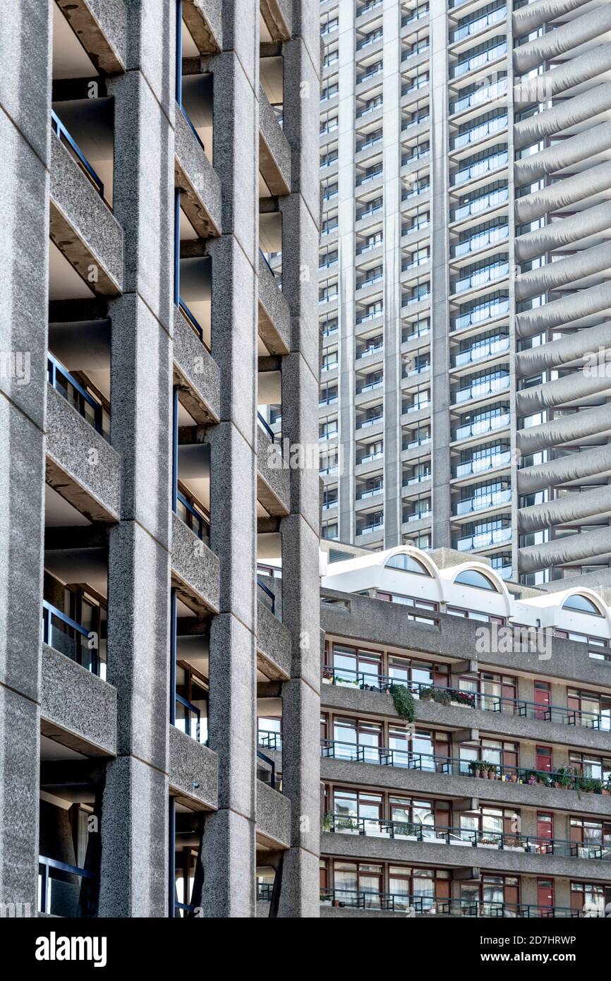 Nahaufnahme von Hochhäusern im brutalistischen Barbican Estate, London, Großbritannien Stockfoto