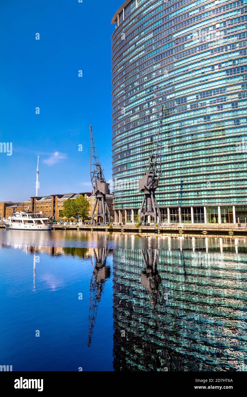 Krane der West India Quay neben dem Marriott Hotel bei Sonnenuntergang in Canary Wharf, London, UK Stockfoto