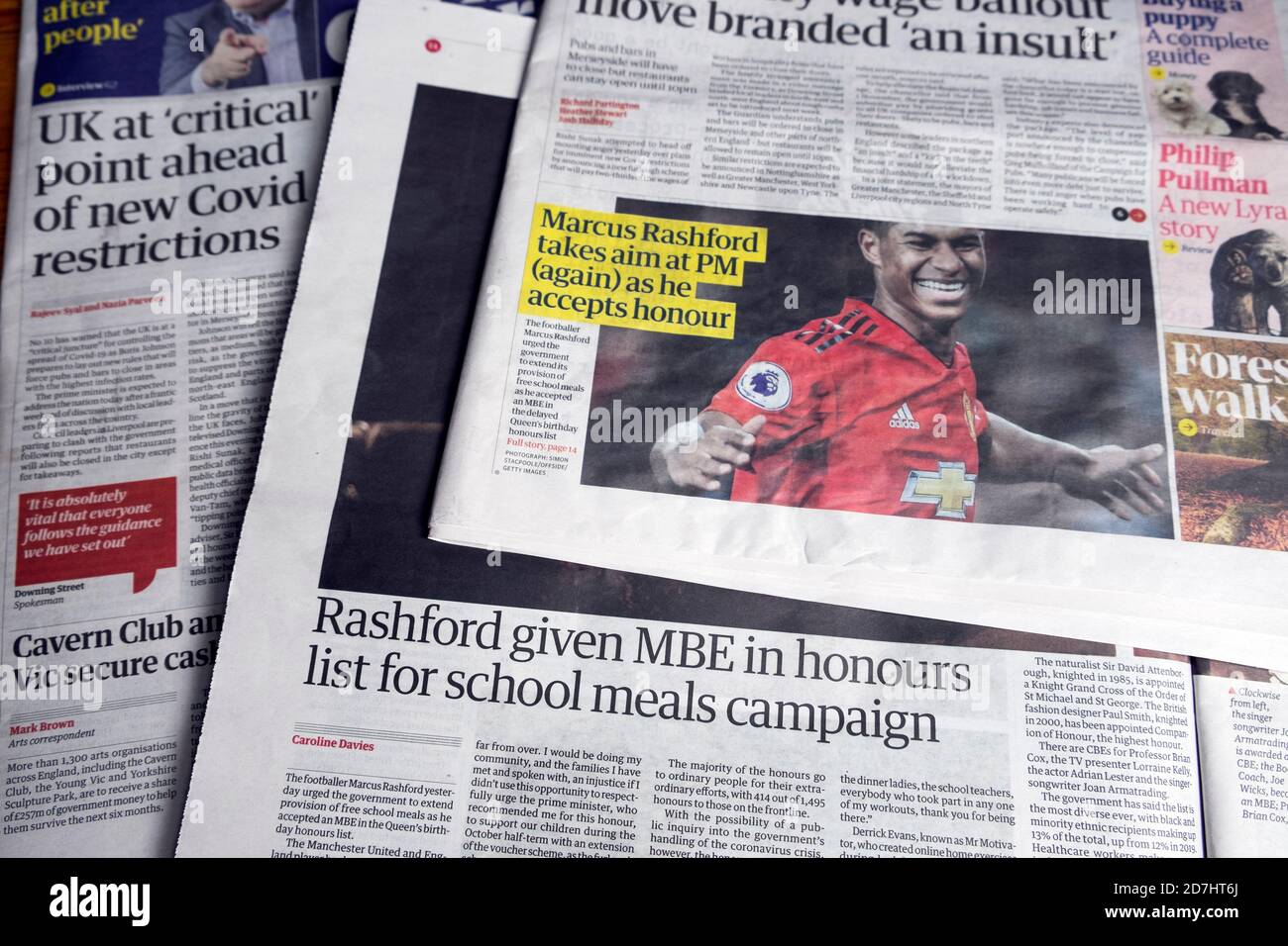 Fußballer Marcus Rashford MBE ehrt Guardian Zeitung Schlagzeilen Schlagzeilen Artikel Schulmahlzeit Kampagne am 10. Oktober 2020 England Großbritannien. Stockfoto