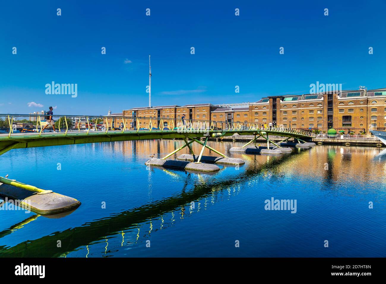 North Dock Footbridge zum West India Quay, Canary Wharf, London, Großbritannien Stockfoto