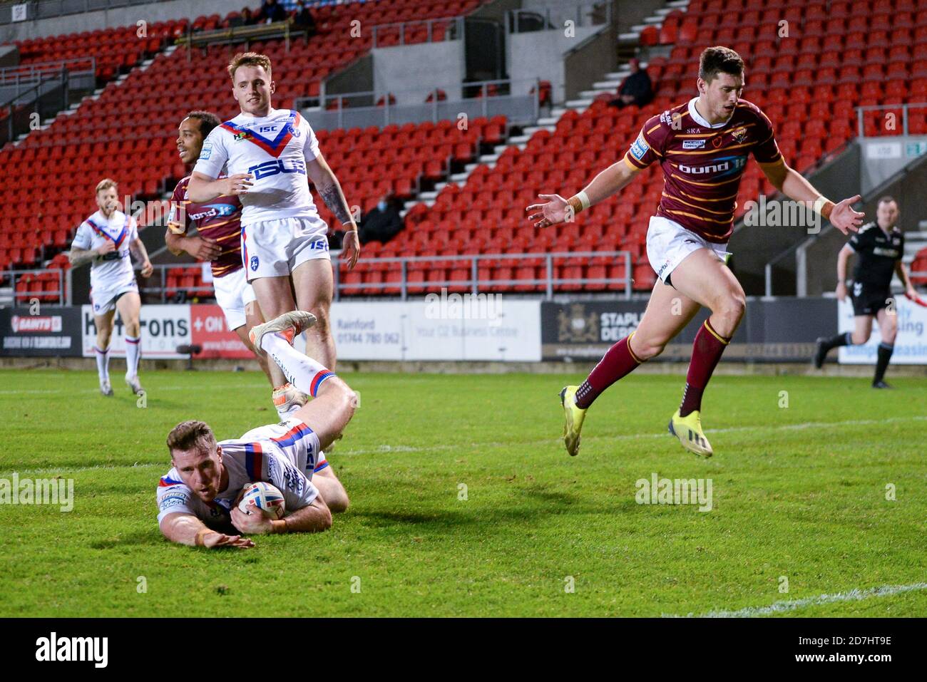 Matty Ashurst von Wakefield versucht es beim Betfred Super Ligaspiel zwischen Huddersfield Giants V Wakefield Trinity bei der Total Wicked St Stockfoto