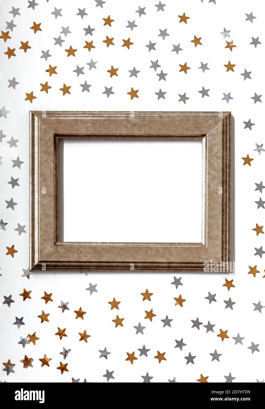 Goldrahmen. Goldene und silberne Sterne glitzern auf einem weißen, isolierten Hintergrund. Speicherplatz kopieren Stockfoto