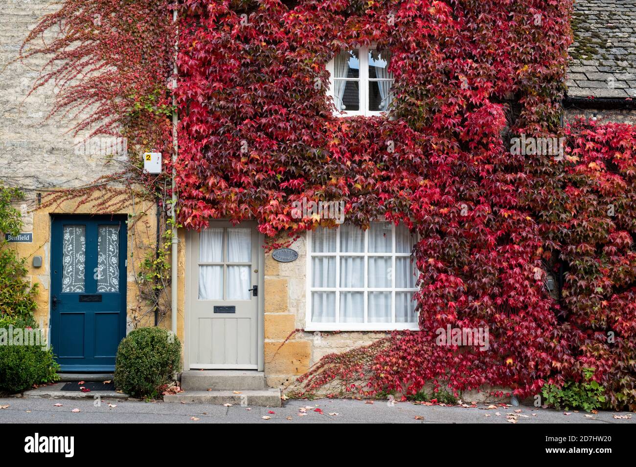 Sheep Street Cottages bedeckt in Boston Ivy im Herbst. Staw on the Wold, Gloucestershire, Cotswolds, England Stockfoto