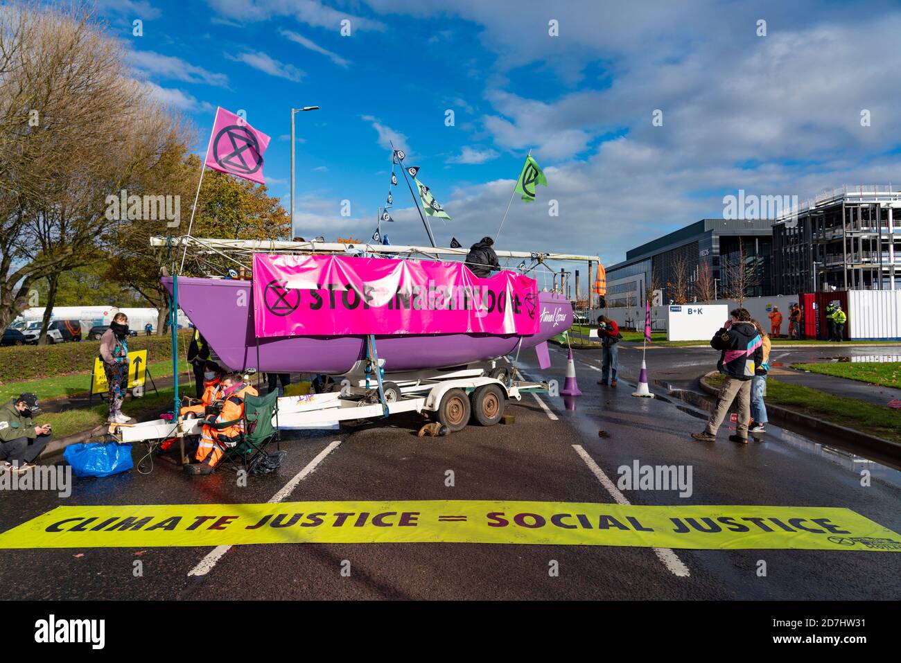 Grangemouth, Schottland, Großbritannien. 23. Oktober 2020. Extinction Rebellion Klimawandel Demonstranten blockieren den Eingang zum INEOS Hauptquartier in Grangemouth. Die Demonstranten haben sich mit Ketten verschlossen und eine Yacht in der Straße geparkt, die den Zugang blockiert. Die Polizei hat die Inchyra Road geschlossen. Iain Masterton/Alamy Live News Stockfoto