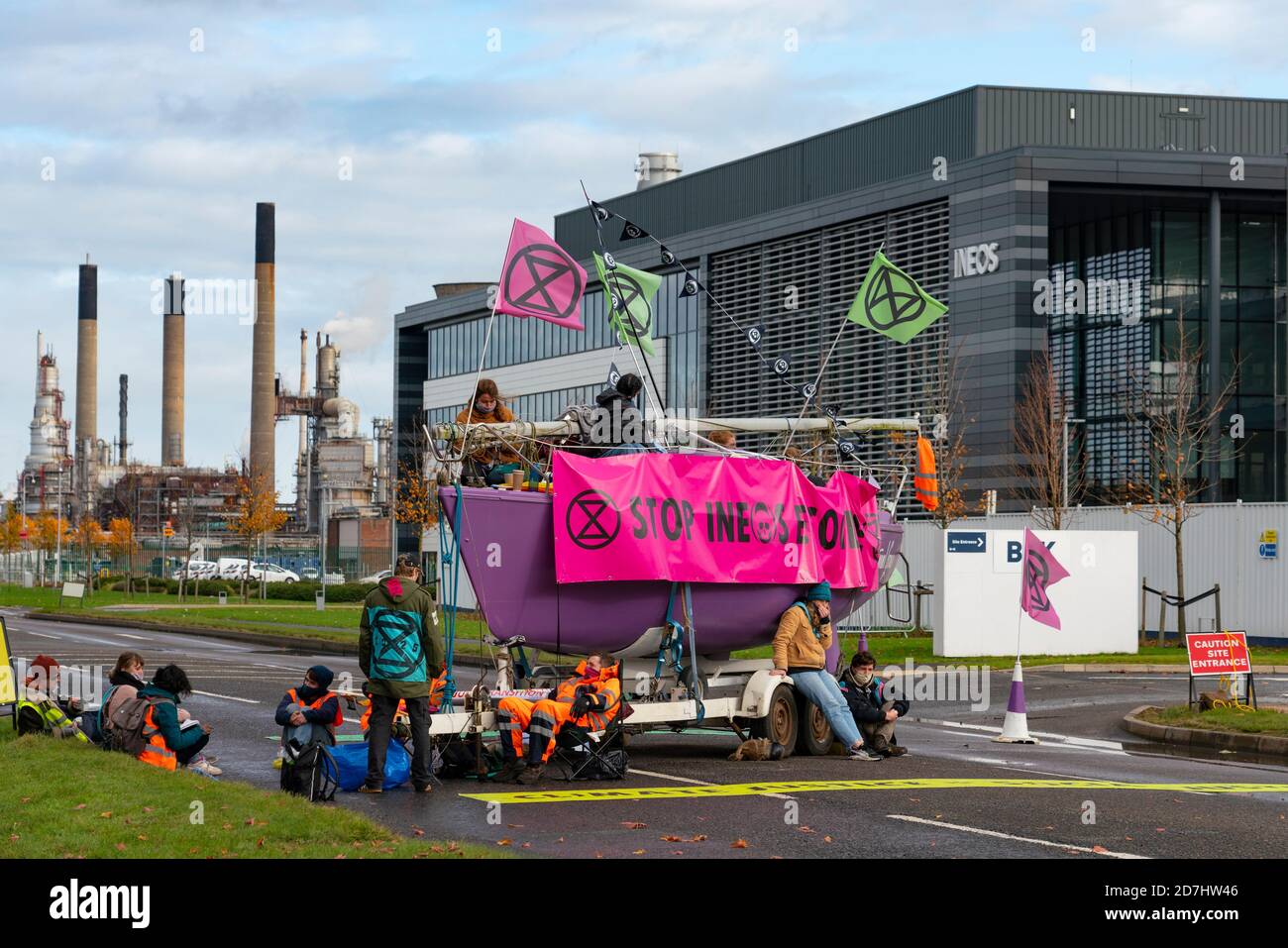 Grangemouth, Schottland, Großbritannien. 23. Oktober 2020. Extinction Rebellion Klimawandel Demonstranten blockieren den Eingang zum INEOS Hauptquartier in Grangemouth. Die Demonstranten haben sich mit Ketten verschlossen und eine Yacht in der Straße geparkt, die den Zugang blockiert. Die Polizei hat die Inchyra Road geschlossen. Iain Masterton/Alamy Live News Stockfoto