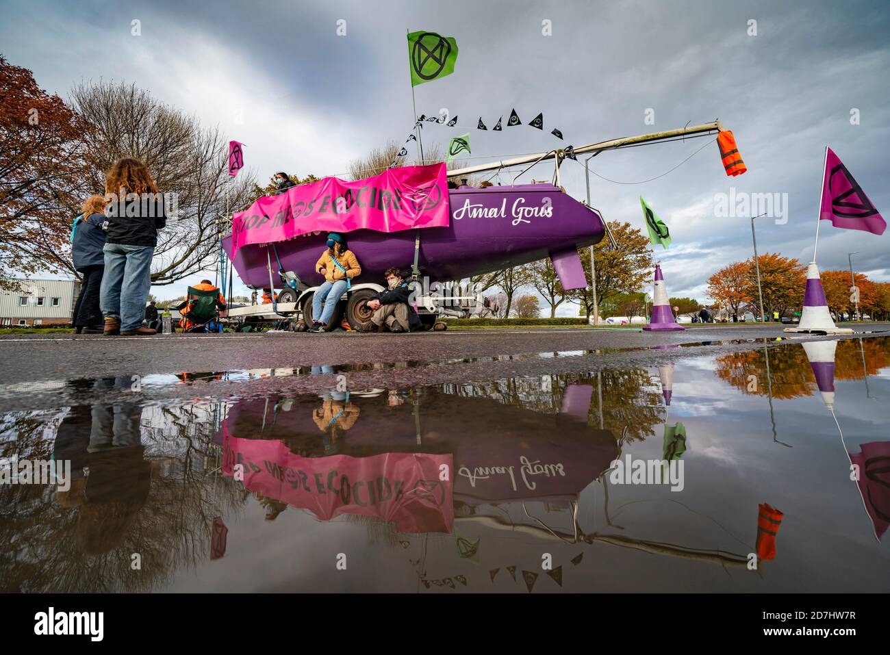 Grangemouth, Schottland, Großbritannien. 23. Oktober 2020. Extinction Rebellion Klimawandel Demonstranten blockieren den Eingang zum INEOS Hauptquartier in Grangemouth. Die Demonstranten haben sich mit Ketten verschlossen und eine Yacht in der Straße geparkt, die den Zugang blockiert. Die Polizei hat die Inchyra Road geschlossen. Iain Masterton/Alamy Live News Stockfoto
