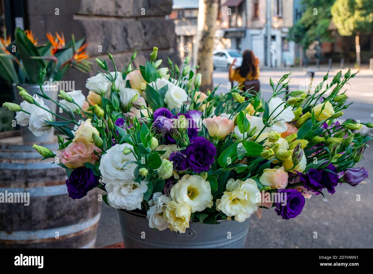 Blumenstrauß von Gerberas, Rosen und anderen Blumen auf dem Markt Stockfoto